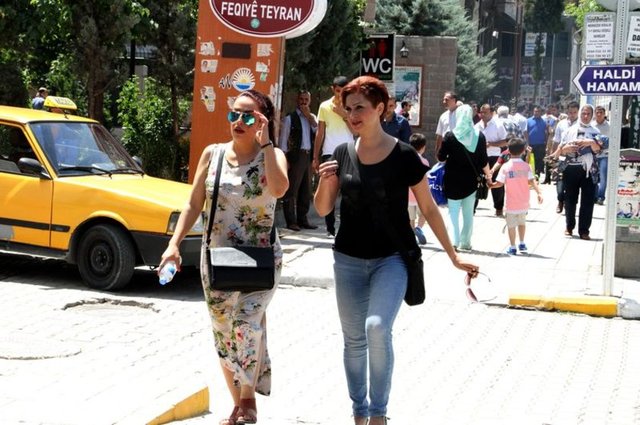 Kent merkezinde hizmet veren otobüs firması yetkilisi Ahmet Artar, yoğun bir gün yaşadıklarını belirterek, "Van'da 10 bine yakın İranlı turist bulunuyor.