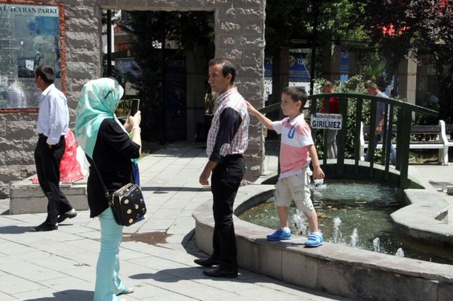 Arefe gününden itibaren Van'a gelmeye başlayan İranlılar, bayram tatilini kent merkezinde eğlenerek değerlendirirken, bazıları da Van Gölü sahillerinde zaman geçirmeyi tercih ediyor.