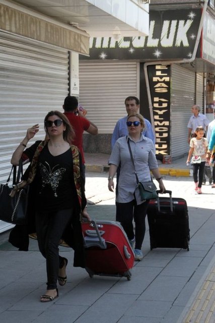 Bu da Vanlı esnafa ikinci bir bayramı yaşatıyor. Ramazan Bayramı münasebetiyle üç günlük tatillerini Van'da geçirmek isteyen İranlılar burada alışveriş yapıp esnafın yüzünü güldürüyor" dedi. (AA)