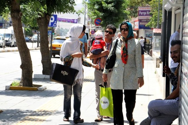 Turistlerin daha iyi zaman geçirmesini sağlamak amacıyla bayramda da hizmet vermeye devam eden esnafın, geçtiğimiz hafta yaşadıkları bayram yoğunluğu İranlıların Van'a gelmesiyle arttı.