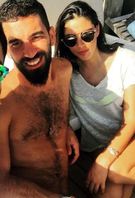 Günaydın'ın haberine göre sevgilisi Aslıhan Doğan ile Bodrum'un en lüks otellerinden birin kalan yıldız futbolcu, dört günlük tatil için 22 bin 500 lira harcamış.