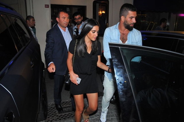 Arda Turan, yeni yuvası Barcelona'ya gitti ama konuşulmaya devam ediyor.