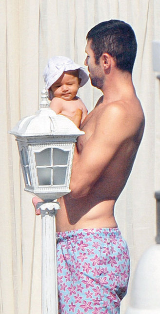 A Milli Takım ve Galatasaray'ın yıldız futbolcusu Burak Yılmaz eşi İstem Yılmaz ve kızları Nazlı ile Bodrum tatiline devam ediyor.