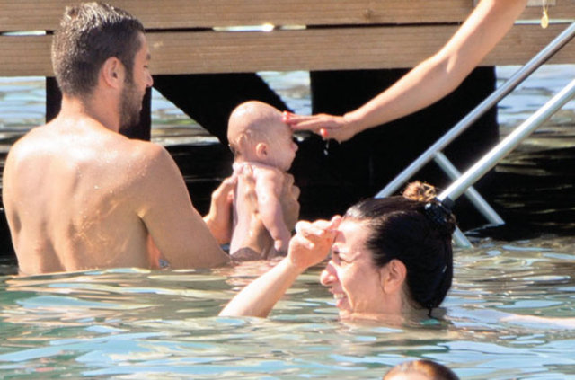 Önceki gün Yalıkavak X Beach'te görüntülenen çift, kızları Nazlı'yı ilk kez suyla tanıştırdı.