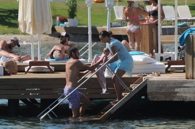 Gün boyu kızı Nazlı'yı kucağından indirmeyen Yılmaz'ın bir hayli keyifli olduğu gözlerden kaçmadı.