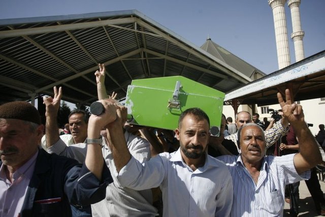 Kurum morguna gelen cenaze yakınları musallaya alınan cenazeler başında ağıtlar yaktı. -