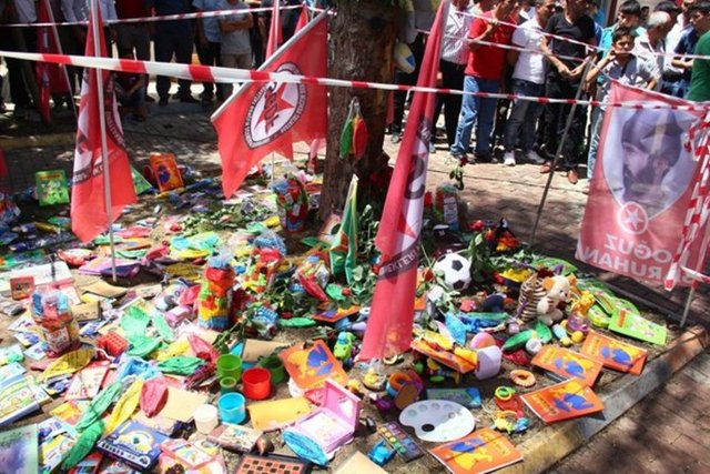 Suruç'tan geriye kalanlar...Belediyeye ait Amara Kültür Merkezi'nde bir araya gelen HDP üyesi grup, terör saldırısında hayatını kaybeden 32 kişi için saygı duruşunda bulundu. -