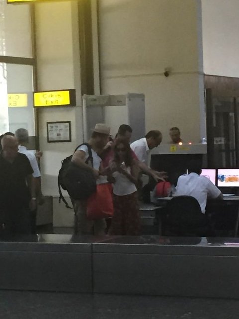 Bayram tatilini Göcek'te geçiren çift, tatil dönüşü Dalaman Havaalanı'nda görüntülendi. Şapkasıyla dikkat çeken Özgür Çevik, havaalanı girişinde İstanbul'a dönen sevgilisinin valizlerini taşdı.