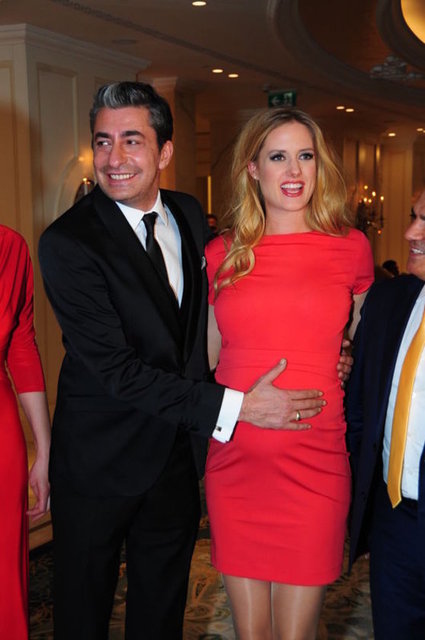 DAVA AÇTI -  - Öte yandan Zilin Sesi filminin yapımcısı, "Eşi ve avukatlarıyla beni tehdit ederek zorla 50 bin liralık senet imzalattı" diyerek Wilma Elles'ten şikayetçi oldu. -