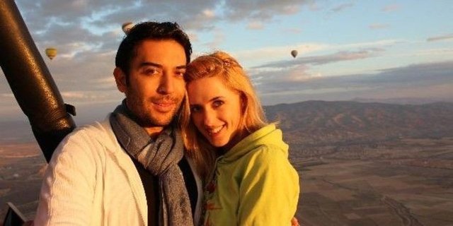 Erkek bebeğin 3 kilo 400 gr, kız bebeğin de 2 kilo 500 gr olduğunu belirten baba Kerem Göğüş, Wilma Elles'in de bebeklerin de sağlık durumunun gayet iyi olduğunu söyledi.