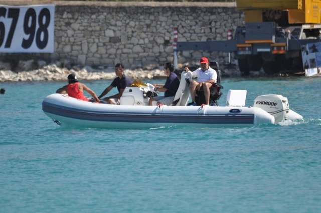 Zodiac'a takılan özel paravanlarla binen Bayer, geçirdiği bir gecenin ardından yine özel ekipmanları sayesinde karaya çıkarken ünlü işadamının misafirlerini yatında ağırlandığı öğrenildi.