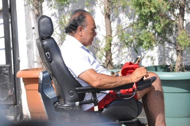 HABERTÜRK HABER MERKEZİ / Yunus Emre Çınar  -  - Geçirdiği kaza sonrasında hayata dört elle sarılan ünlü işadamı Ahmet Bayer, önceki gün Çeşme Aya Yorgi Koyu'nda görüntülendi.