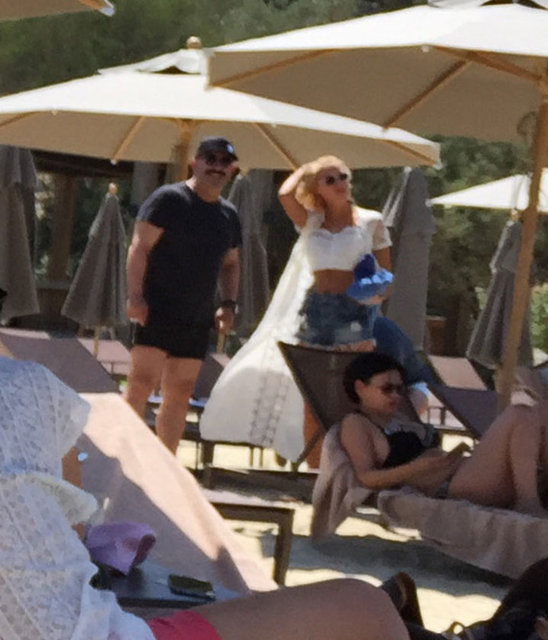 Tatile hazırlıksız gelen Cem Yılmaz, şortunu plajdaki butikten satın aldı.