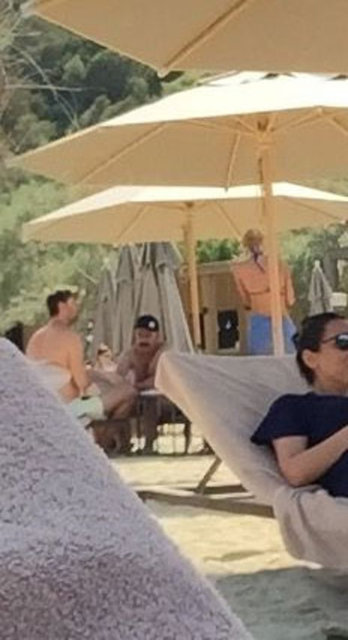 Baş başa eğlenen dörtlü önce denize girdi, ardından tavla oynadı.