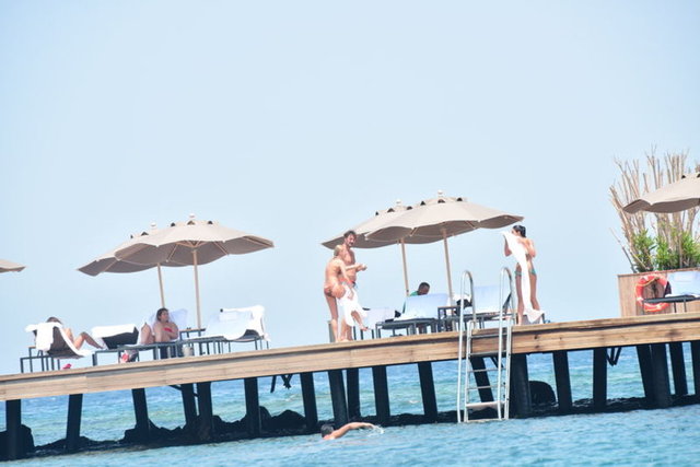 Ünlü komedyen, tatilde kendisine eşlik eden sevgilisi Özge Sabuncu'yu ise yakın dostu ve ortağı Muzaffer Yıldırım'a emanet etti.