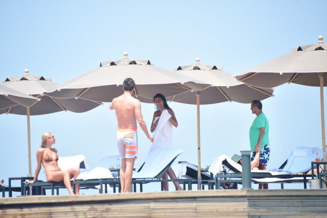 SEVGİLİSİYLE EŞLİK ETTİ - Önceki gün Cennet Koyu'nda denize giren Sabuncu'ya, Yıldırım ve sarışın sevgilisi eşlik etti.