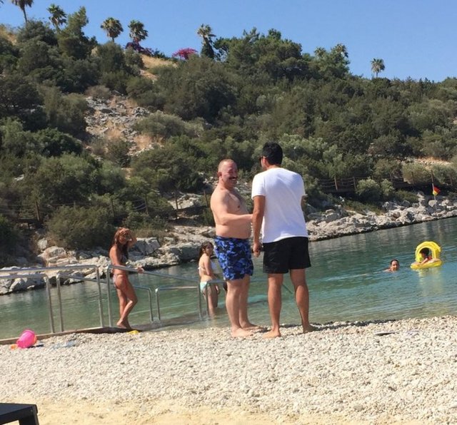 Ünlü komedyen, filmin yapımcılarından Muzaffer Yıldırım ve film ekibinden iki yabancı güzelle Cennet Koyu'ndaki Juju Beach'te yorgunluk attı.