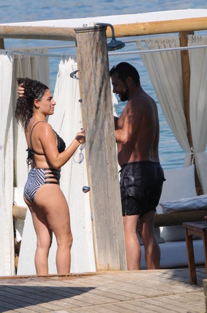 Hiç iyi değilim. Sonuçta bu aşka emek verdim. Neyse ki diğerleri gibi bu da unutulur. Biraz zaman alsa da..." diye konuştu.