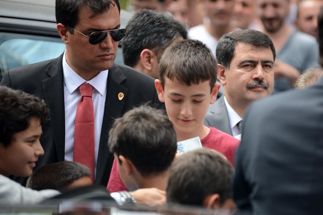 Cumhurbaşkanı Erdoğan'a, İstanbul Valisi Vasip Şahin, Emniyet Müdürü Selami Altınok, İstanbul Büyükşehir Belediye Başkanı Kadir Topbaş ile AK Parti İstanbul Milletvekili Berat Albayrak eşlik etti.