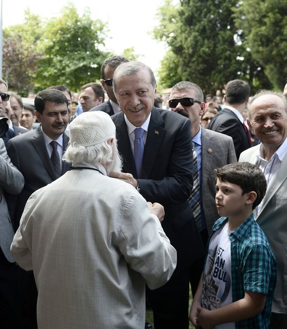 İstanbul Valisi Vasip Şahin, İBB Başkanı Kadir Topbaş ve İstanbul Emniyet Müdürü Selami Altınok camiye önden giderek Erdoğan'ı bekledi.