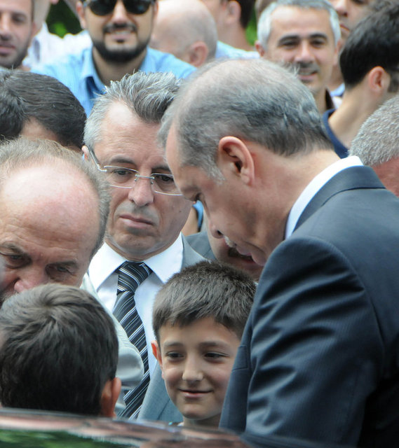 Erdoğan namaz çıkışı kendisine sevgi gösterisinde bulunan çocuklara 100'er TL harçlık verdi. -