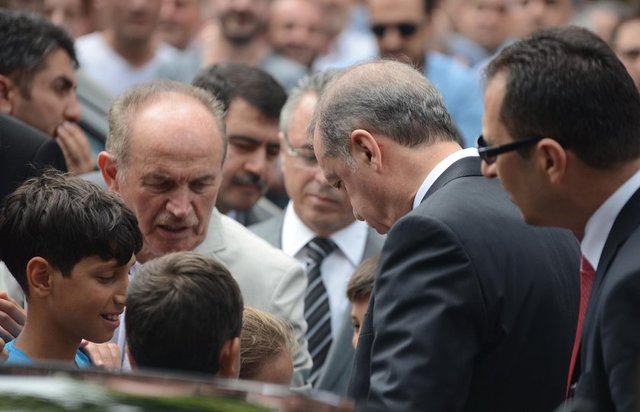 Cami çıkışında 88 yaşındaki Hacı Bayram Yılmaz, Erdoğan'a şiir okudu. Daha sonra kendisini bekleyen vatandaşlarla fotoğraf çektiren Erdoğan, çocuklara harçlık ve oyuncak verdi.