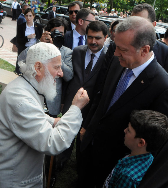 Erdoğan camiye girdikten sonra Vali Şahin, Belediye Başkanı Topbaş ve Emniyet Müdürü Altınok Emirgan'dan hızlıca ayrılarak Maslak'taki camiye geldi. DHA/AA