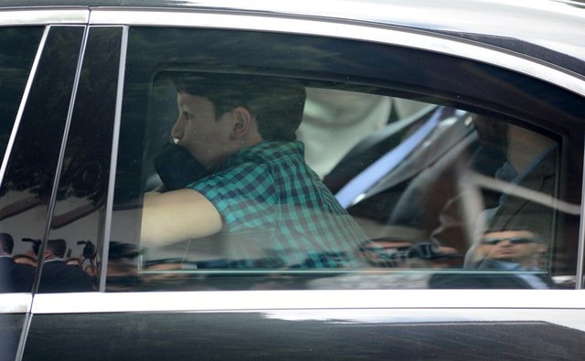 Cumhurbaşkanı Erdoğan camiden, torunu Ahmet Akif Albayrak ve Berat Albayrak ile ayrıldı.