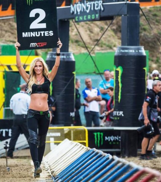 Yarıştan çok kızlar ilgi çekti! Yarış izlemeye giden insanlar, motorlardan daha çok burada Motorsports kızlarıyla ilgilendi.