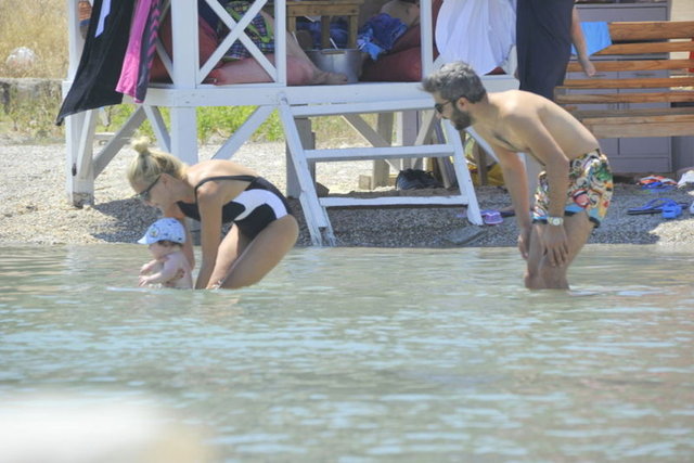 Yunus Emre ÇINAR / HT MAGAZİN - Zor bir boşanma sürecinin ardından yollarını ayıran Ece Erken ile Serkan Uçar, oğulları Eymen için Çeşme'de buluştu.