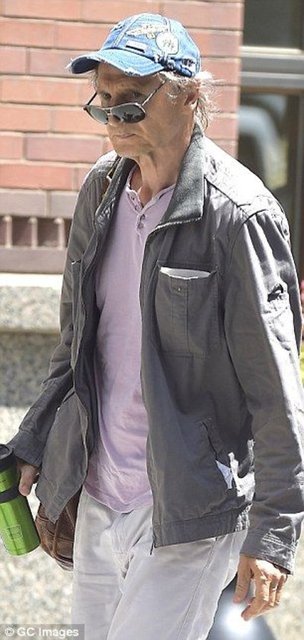Yakında 63 yaşına basacak olan Liam Neeson, New York'ta çıktığı yürüyüşte görüntülendi. Gözünde güneş gözlükleri başında da şapkası olan aktör zayıflığıyla bir kez daha hayranlarını şaşırttı.
