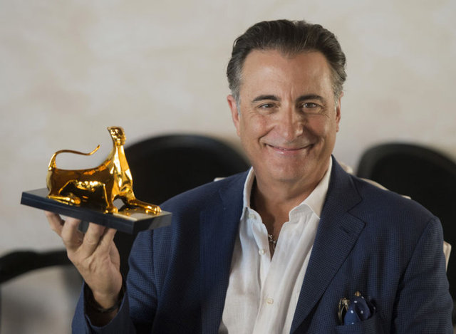 Andy Garcia geçtiğimiz aylarda düzenlenen bir davette ise "sinek kaydı" traşıyla böyle görünüyordu.