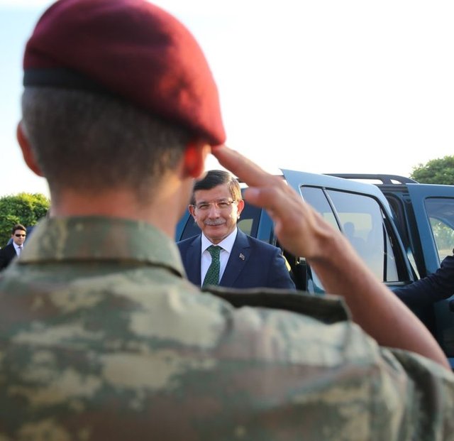 Davutoğlu, Gün içerisinde Çankaya Köşkü'nde çalışmalarının ardından 17.00 sıralarında Özel Kuvvetler Komutanlığı'na geldi.