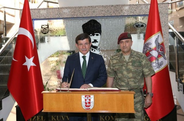 Davutoğlu, burada anı defterini imzaladı.