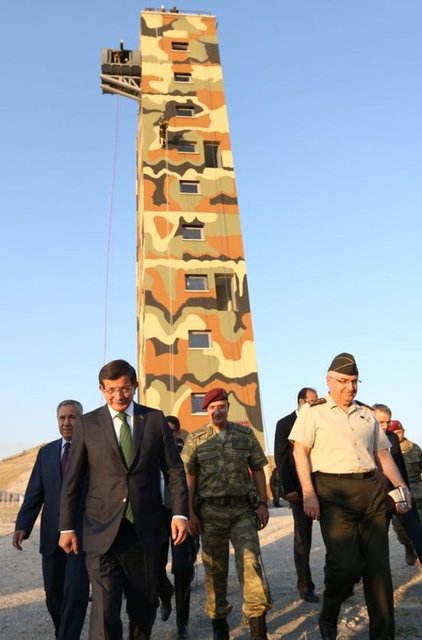 Eğitim faaliyetlerine ilişkin brifing de alan Davutoğlu'na, ziyarette, Genelkurmay 2. Başkanı Orgeneral Yaşar Gürel eşlik etti. -