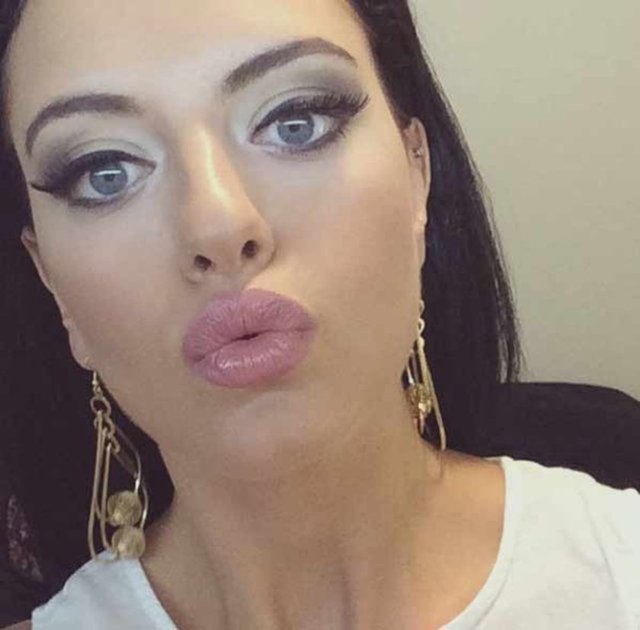 Doğum günümde bahsi gecen kişiyle değil sevdiğim adam ve ailesiyle beraberdim. Ve belki de hayatımın en mutlu doğum gününü geçirdim.