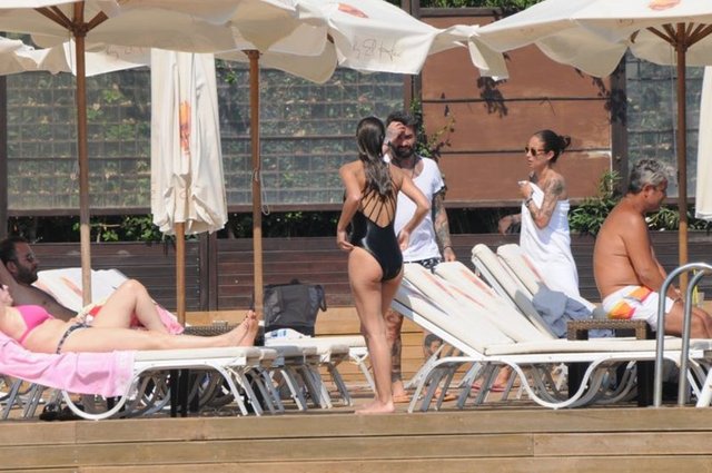 "Karagül" dizisinin yıldızı Özlem Conker yeni aşkıyla Türkbükü 5 Oda'nın iskelesinde görüntülendi.