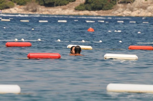 Çift, iskelede romantik görüntüler sergiledi. (Makaron)