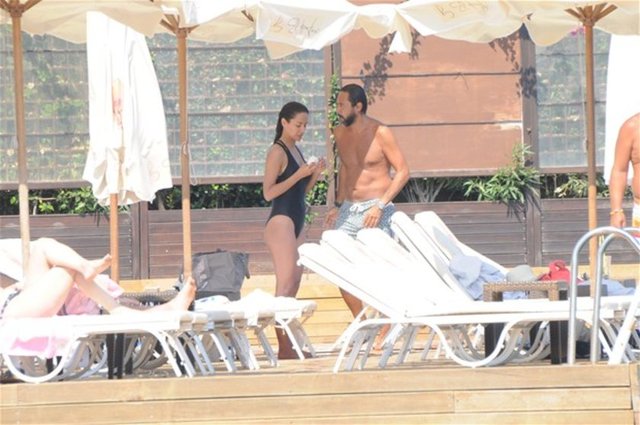 Üç gün önce kendisine sarılan sevgilisini 'Gazeteciler var, sarılma' diye uyaran Conker bu kez rahattı.