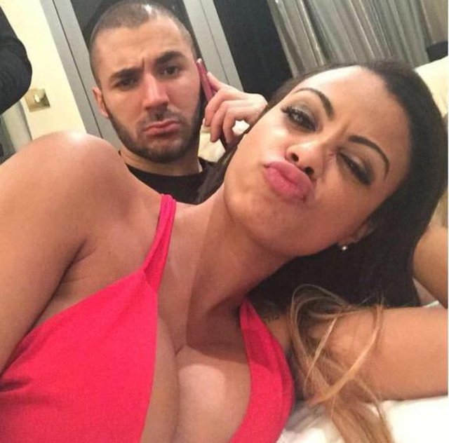 Real Madrid'in dünyaca ünlü Fransız golcüsü Karim Benzema'nın yeni kız arkadaşı Analica Chaves'le samimi pozları ortaya çıktı.