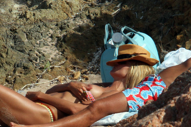 Çift, Fransa'nın gözde tatil beldesi St. Tropez'nin ardından şimdi de İtalya'nın Sardinya adasında görüntülendi.