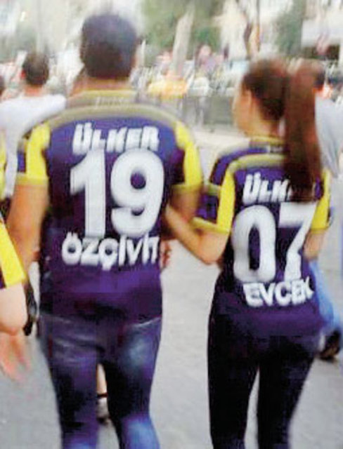 Özçivit, sevgilisi Fahriye Evcen'e Fenerbahçe maçlarına beraber gitmek için kombine kart aldı. Yakışıklı oyuncu iki kombine kart için 9 bin TL ödedi.