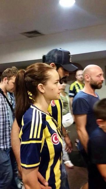 Güzel oyuncu Fenerbahçe-Shakhtar Donetsk maçına giderken sevgilisi Burak Özçivit'in yanında Fenerbahçe formasıyla görüntülendi.