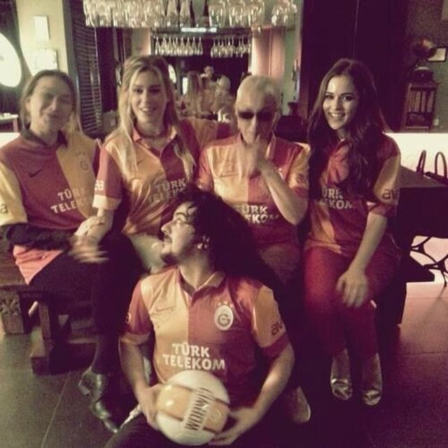 FAİK ERDEMLİ / HT MAGAZİN - Burak aşkı Fahriye'ye forma değiştirtti. Koyu Galatasaraylı olan Fahriye Evcen, Burak Özçivit'e olan sevgisinden dolayı Galatasaray'dan Fenerbahçe'ye geçti.