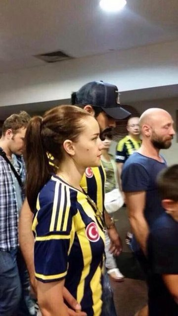 MAÇI İZLEYEMEDİLER - Marton tribününde izlediği Fenerbahçe-Eskişehirspor maçı boyunca taraftarların kendisini ve sevgilisini görüntülemesinden rahatsız olan Özçivit, bir daha maça gitmeme kararı aldı.