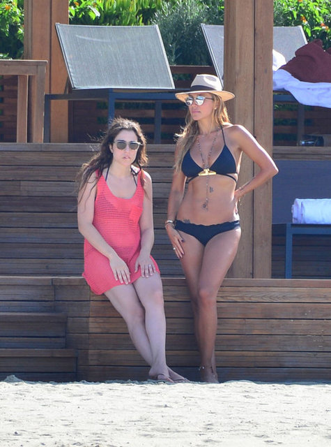Hakan YAĞCI / HT MAGAZİN - Milli takımın eski kalecisi Rüştü Reçber'in güzel eşi Işıl Reçber, geçtiğimiz yıl Bodrum Mandarin Otel'de bikinisiyle objektiflere takılmış, birbirinden çarpıcı fotoğrafları gazetelerde yer almıştı.
