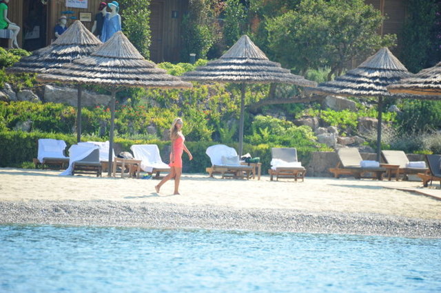 ELBİSESİNİ HİÇ ÇIKARMADI - Ancak Reçber, bu yıl bikinili görüntü vermemek için önlem aldı ve gün boyu beach'te turuncu elbisesiyle dolaştı.