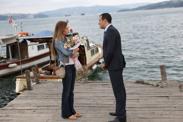 HT MAGAZİN - Sinem Kobal ile Sarp Apak, usta oyuncu Uğur Yücel'le başrolü paylaştıkları 'Yaktın Beni' filmi için cesur bir oyunculuk performansı sergiledi ve kendilerini İstanbul Boğazı'nın serin sularına bıraktı.