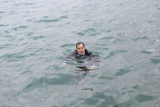 KOBAL, BOĞAZ'DA YÜZMEKTE ZORLUK ÇEKTI - Kobal ve Apak'ın elbiseleriyle Boğaz'da yüzdüğü sırada birkaç sandal ve profesyonel dalgıçlar bekletildi.