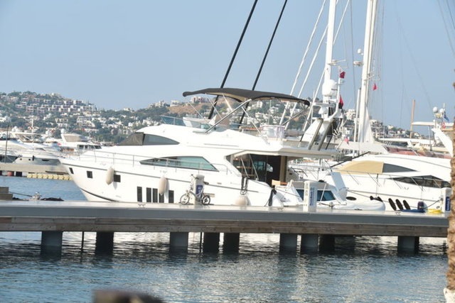 Ünlü popçunun, eşi Emina Sandal'la çıktığı mavi turda son durağı Bodrum oldu. Şarkıcı görkemli yatını Yalıkavak Marina'ya demirledi.